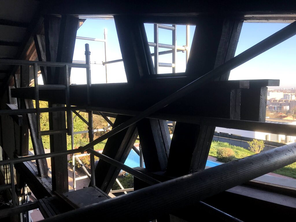 Pose d'une charpente dans une pièce de hauteur cathédrale