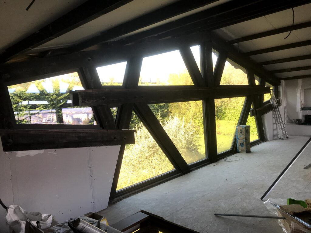 Lumière traversant une charpente d'atelier