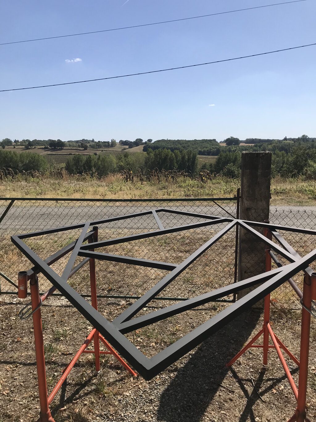 Pièce en cours de façonnage sur tréteaux