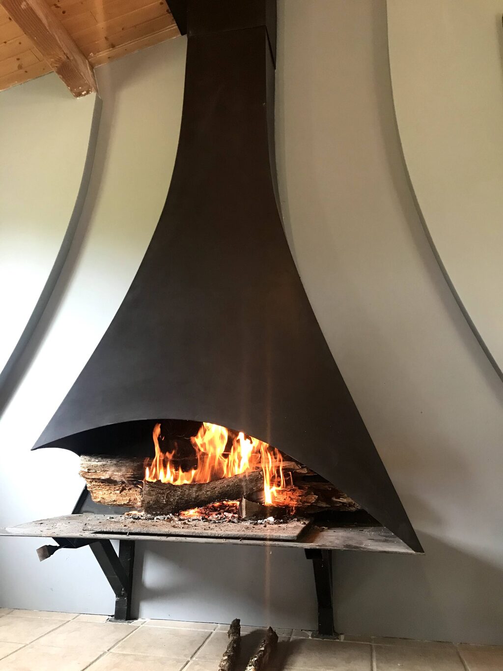 Foyer ouvert avec hotte en acier