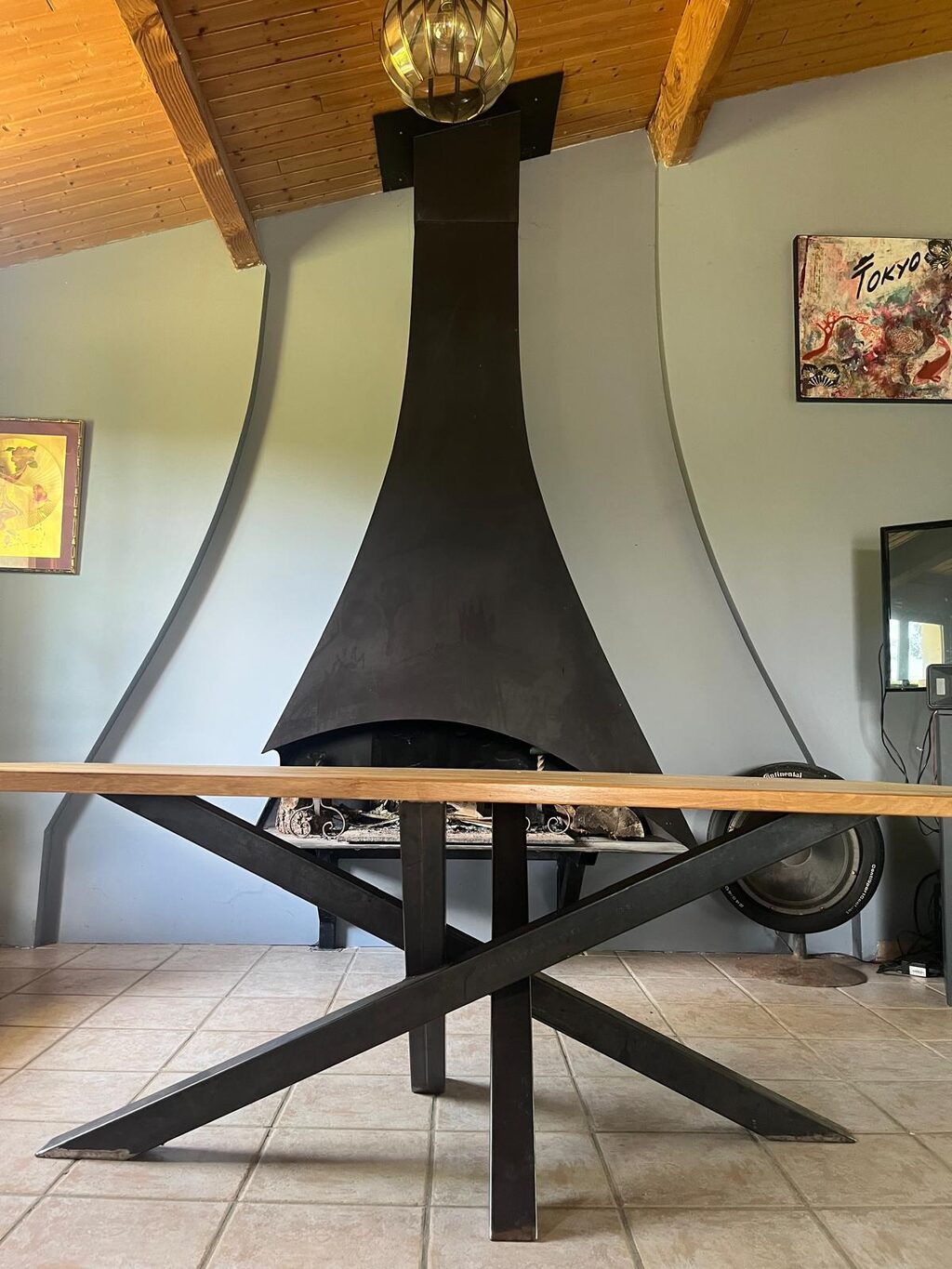 Cheminée intégrée au salon — chêne et acier