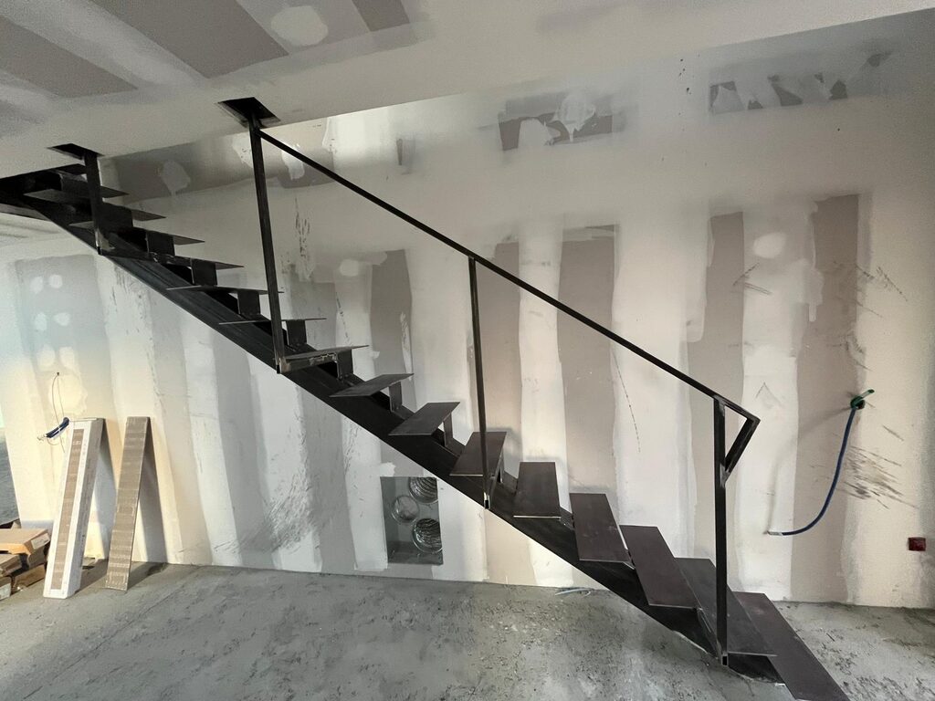 Escalier tout fer en cours de montage