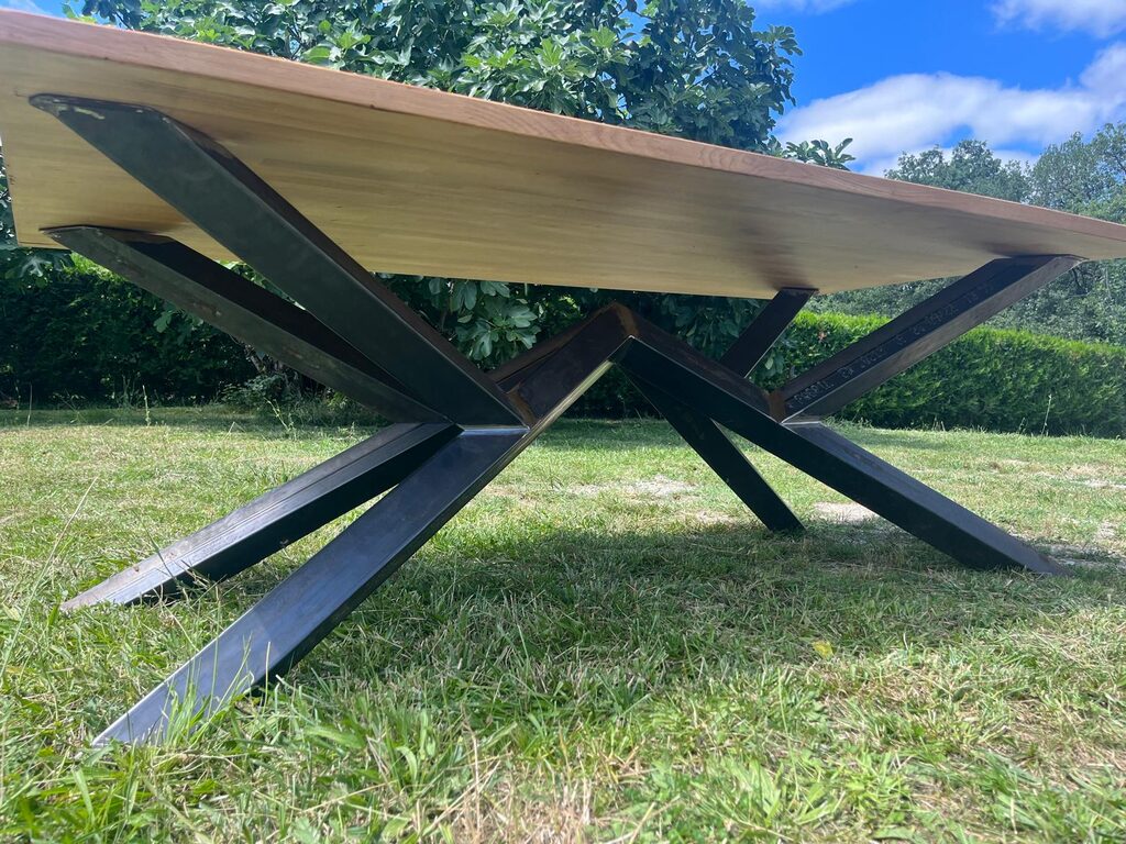 Table piétement Mikado, vue en contre-plongée