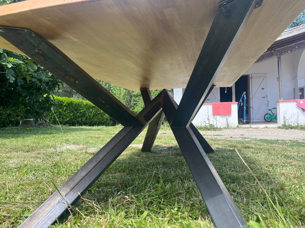 Assemblage d'un pied de table — vue dessous