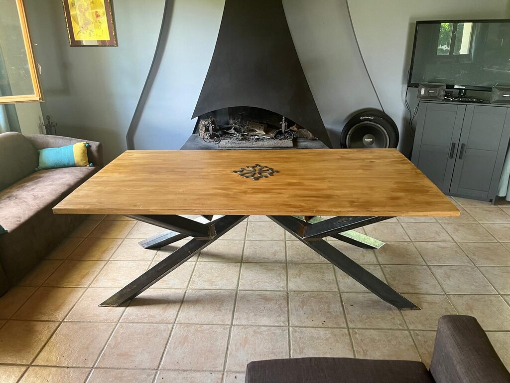 Table et cheminée intégrées au salon