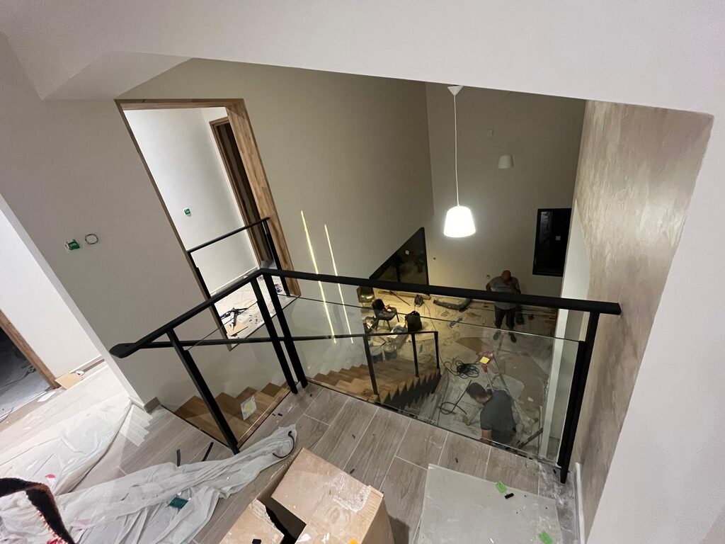 Escalier suspendu vu en plongée
