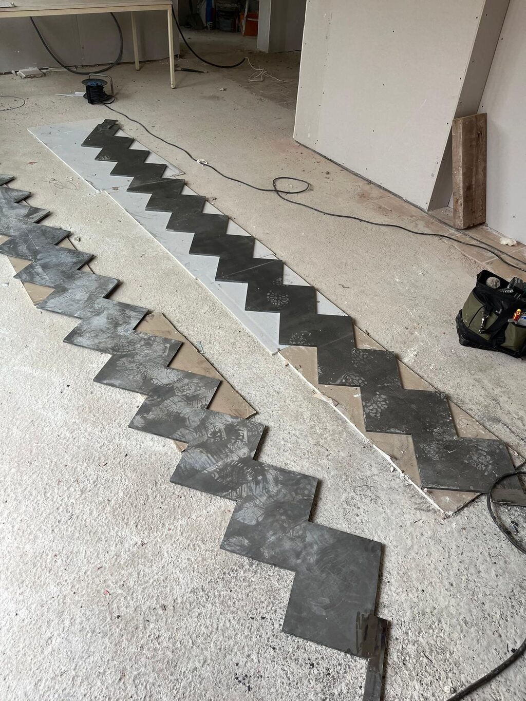 Limons à crémaillère en acier découpé, pré-montage atelier