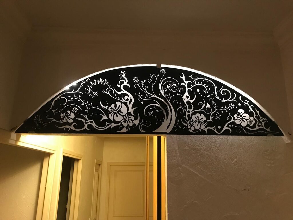 Imposte florale — verre sablé, motifs façonnés à la main