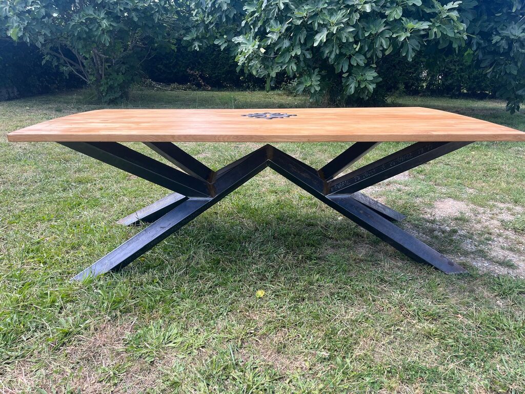 Table chêne avec croix occitane incrustée, piétement Mikado