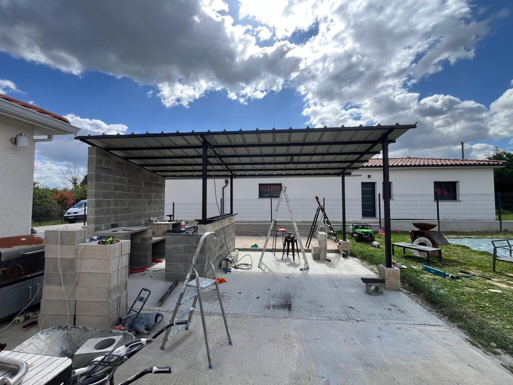 Pergola en cours d'installation, structure acier