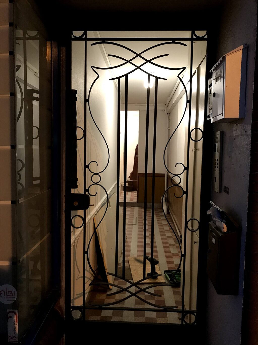 Porte d'entrée en ferronnerie — volutes